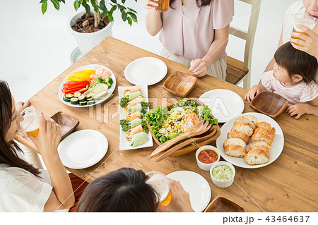 食事会をする女友達の写真素材