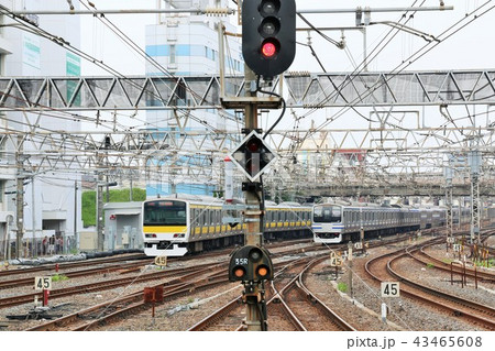 千葉駅 総武線快速電車と総武線各駅停車 千葉駅 総武線快速電車と総武線各駅停車 43465608