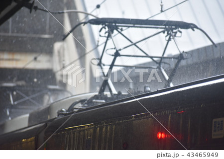 列車の運行(大雨の中の電車のパンタグラフ) 列車の運行(大雨の中の電車のパンタグラフ) 43465949