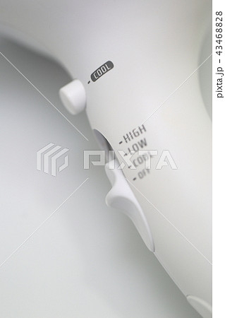ヘアドライヤー (毛髪乾燥機 家庭電化製品 ホワイト 白色 ヘアケア ビューティー クール) 43468828