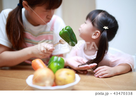 好き嫌い (育児 子育て 食育 ピーマン パプリカ 野菜 ベジタブル フード 食べ物 NG ダメ) 43470338