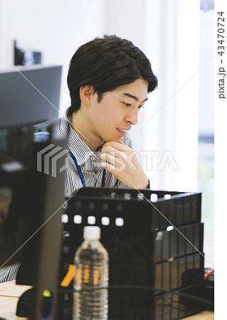 男性　カジュアルビジネスイメージ 43470724