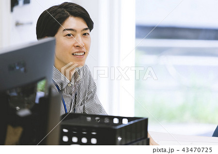 男性　カジュアルビジネスイメージ 43470725