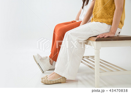 ベンチに座る2人 43470838