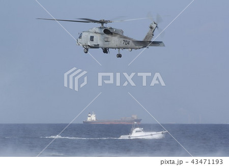 海上でホバリングする東日本大震災の災害派遣でも活躍した在日米海軍のSH-60Bシーホーク対潜ヘリ 43471193