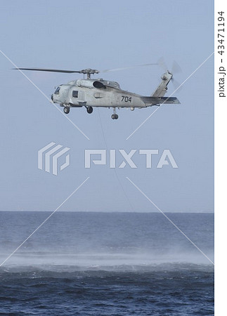 海上でホバリングする東日本大震災の災害派遣でも活躍した在日米海軍のSH-60Bシーホーク対潜ヘリ 43471194