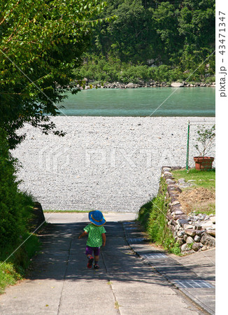河原で思いっきり遊ぶ夏の思い出 43471347