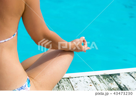 young woman relaxing on the pool 43473230
