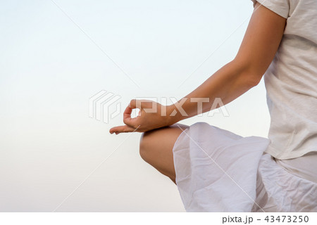 Woman meditating at the sea 43473250