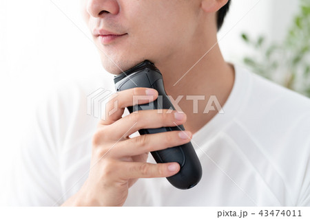 髭剃りをする男、泡、シェーバー、電気シェーバー、電動 43474011