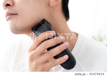 髭剃りをする男、泡、シェーバー、電気シェーバー、電動 髭剃りをする男、泡、シェーバー、電気シェーバー、電動 43474014
