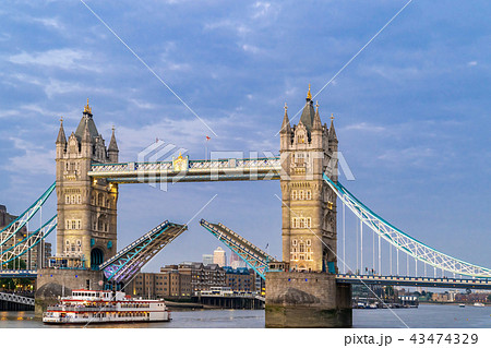 Lifting up London Tower Bridge 43474329