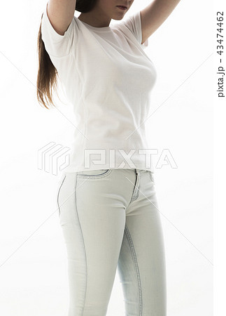 若い女性 白バック 若い女性 白バック 43474462