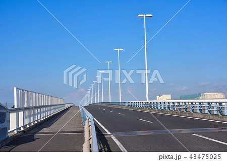 青空と白いシラスコ湘南大橋の写真素材