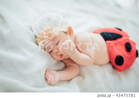 帽子をかぶって眠る赤ちゃん 帽子をかぶって眠る赤ちゃん 43475781
