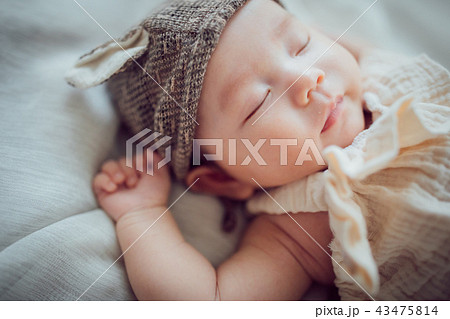 帽子をかぶって眠る赤ちゃん 帽子をかぶって眠る赤ちゃん 43475814