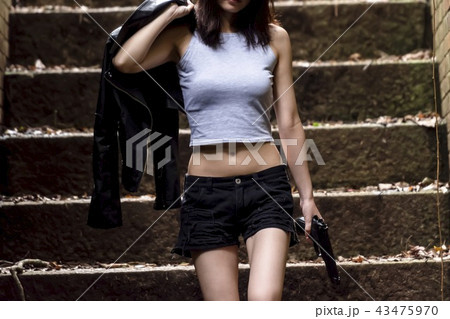 階段を降りる女性 43475970