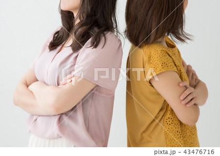 ケンカする女性 43476716