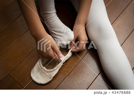 トウシューズを履く女の子 43476886