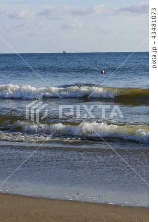 風景写真 海 誰もいない海　秋の海　人のいない海 空 海 波 43481073