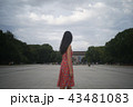 後ろを向く長髪ワンピース女性 43481083