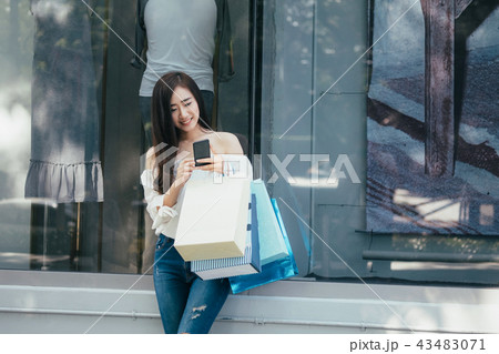 Mobile phone shopping and find promotion. 43483071