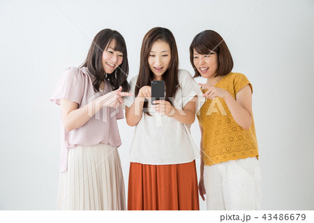スマホを見る女性 スマホを見る女性 43486679