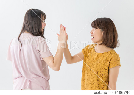 ハイタッチする女性 ハイタッチする女性 43486790