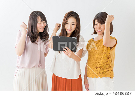 タブレットを見て盛り上がる女性 タブレットを見て盛り上がる女性 43486837