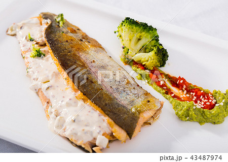 Grilled trout with broccoli and tartar 43487974