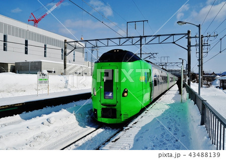 木古内駅に入線する特急スーパー白鳥（789系） 43488139
