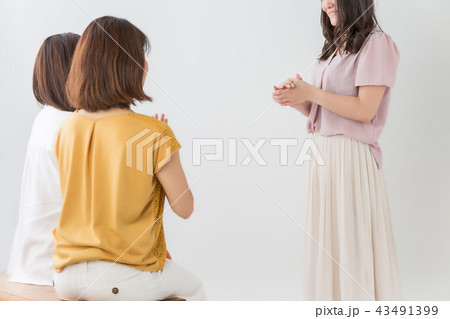 なにかを発表する女性 なにかを発表する女性 43491399