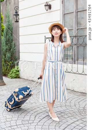 旅行中の若い女性 43491764