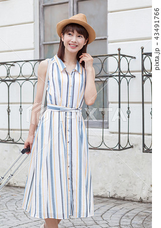 旅行中の若い女性 43491766