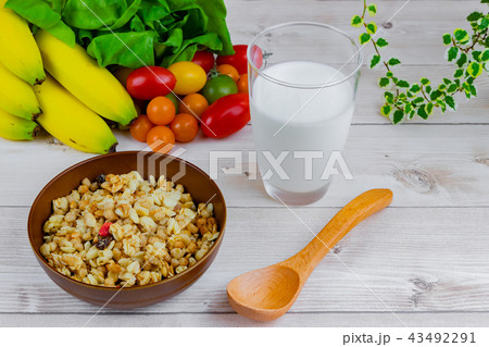 グラノーラ フルグラ シリアル 朝食イメージ グラノーラ フルグラ シリアル 朝食イメージ 43492291