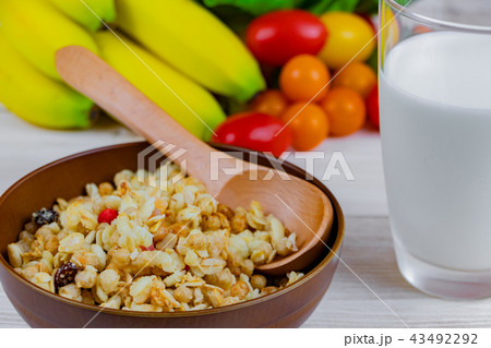 グラノーラ フルグラ シリアル 朝食イメージ グラノーラ フルグラ シリアル 朝食イメージ 43492292