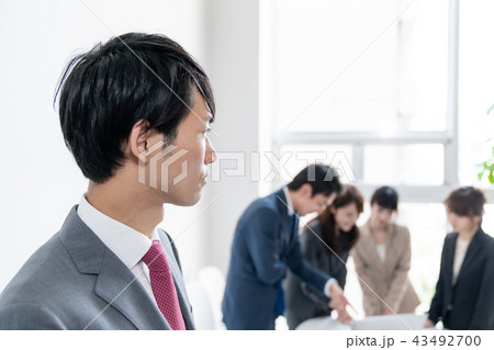 考える男性 考える男性 43492700