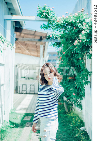 花ある暮らし　女性ポートレート 43493512