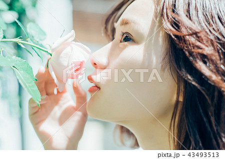 花ある暮らし　女性ポートレート 43493513