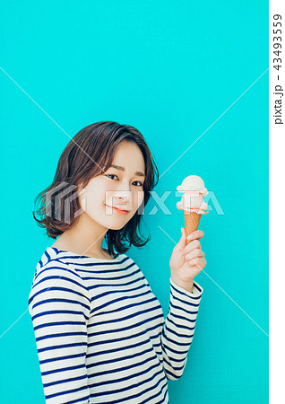 食べ物と女性　カラーバック 43493559