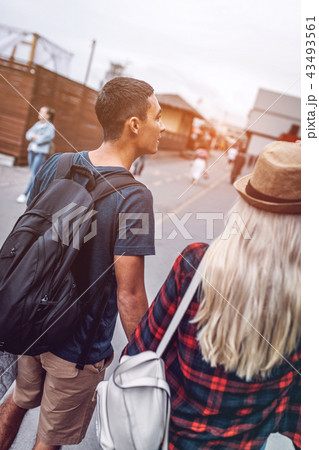 Casual couple walking on street 43493561
