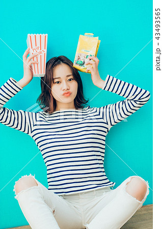 食べ物と女性　カラーバック 43493565