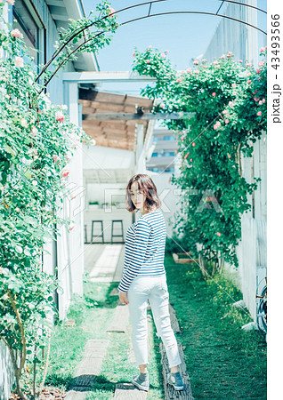 花ある暮らし　女性ポートレート 43493566