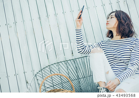 ライフスタイル　スマホを持つ女性 43493568