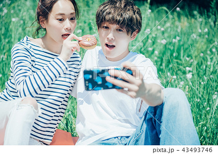 デートをするカップル デートをするカップル 43493746