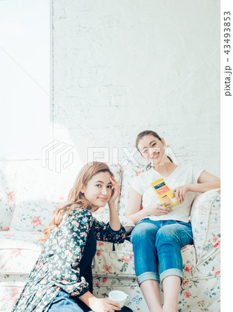女子会を楽しむ女性 女子会を楽しむ女性 43493853