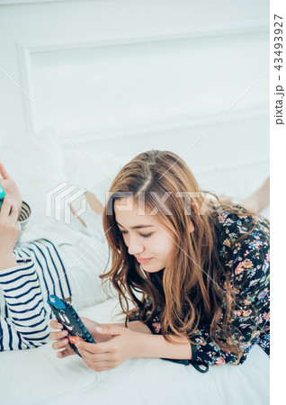 女子会を楽しむ女性 女子会を楽しむ女性 43493927