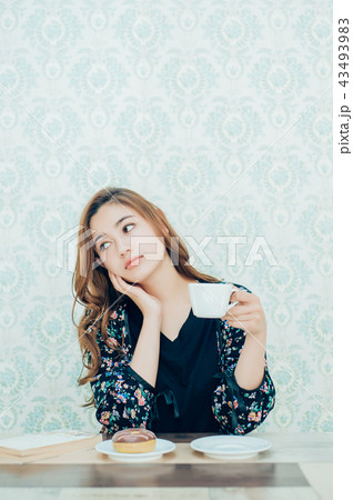 ライフスタイル コーヒーを飲む女性 ライフスタイル コーヒーを飲む女性 43493983