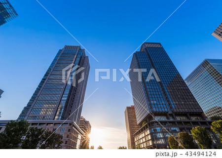 東京丸の内 オフィスビル街の夕景 43494124