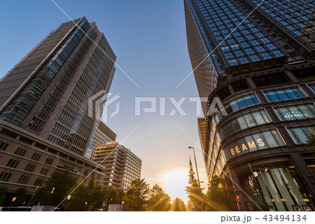 東京丸の内 オフィスビル街の夕景の写真素材